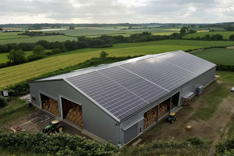 Hangar agricole couvert de modules dans le bocage vendéen