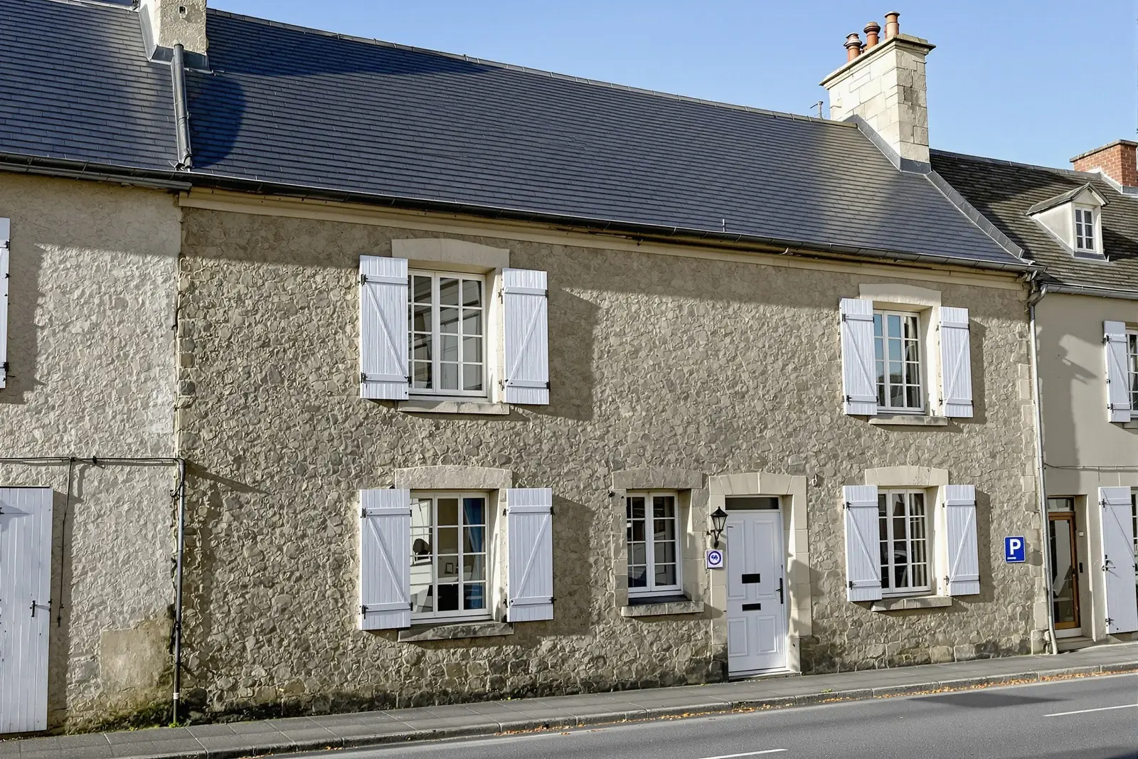 Maison de bourg en pierre couverte d'ardoise naturelle